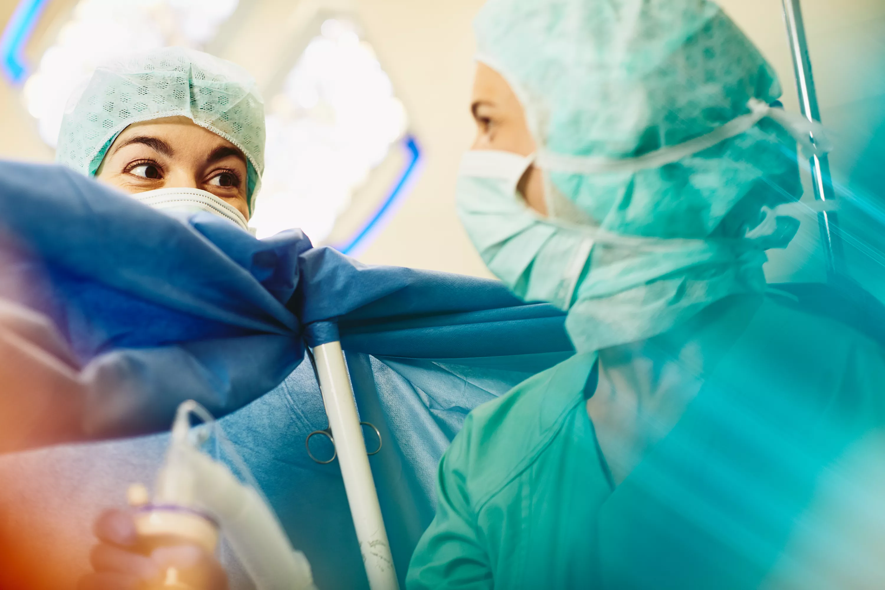 Nahaufnahme zweier Ärztinnen in einem Operationssaal