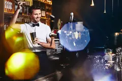 Barkeeper beim Mixen eines Cocktails