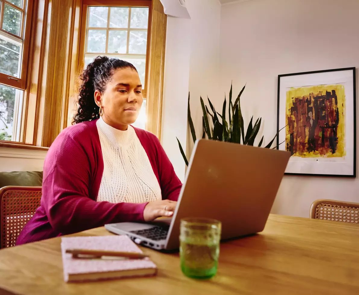 eine Frau arbeitet am Laptop