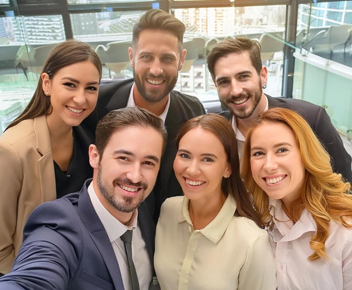 Selfie mit mehreren Büromitarbeitern